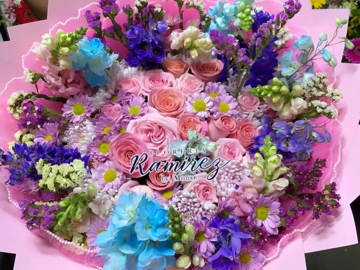 Ramo de rosas rosas, margaritas y flores azules y moradas