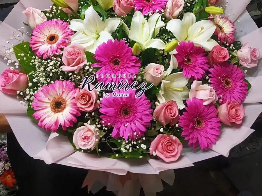 Ramo de gerberas rosas, lilis blancas y rosas