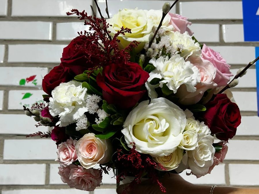 Ramo de novia con rosas rojas, blancas y rosas