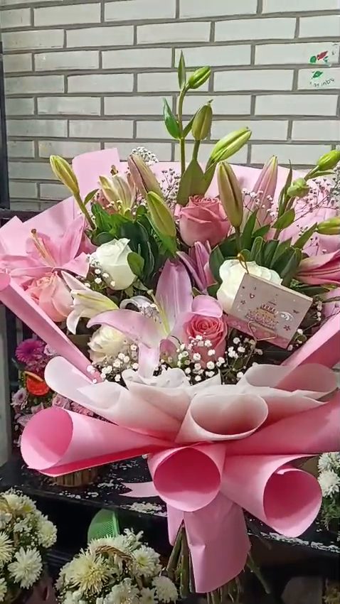 Globo de «Feliz cumpleaños» y ramo de lilis y rosas rosas